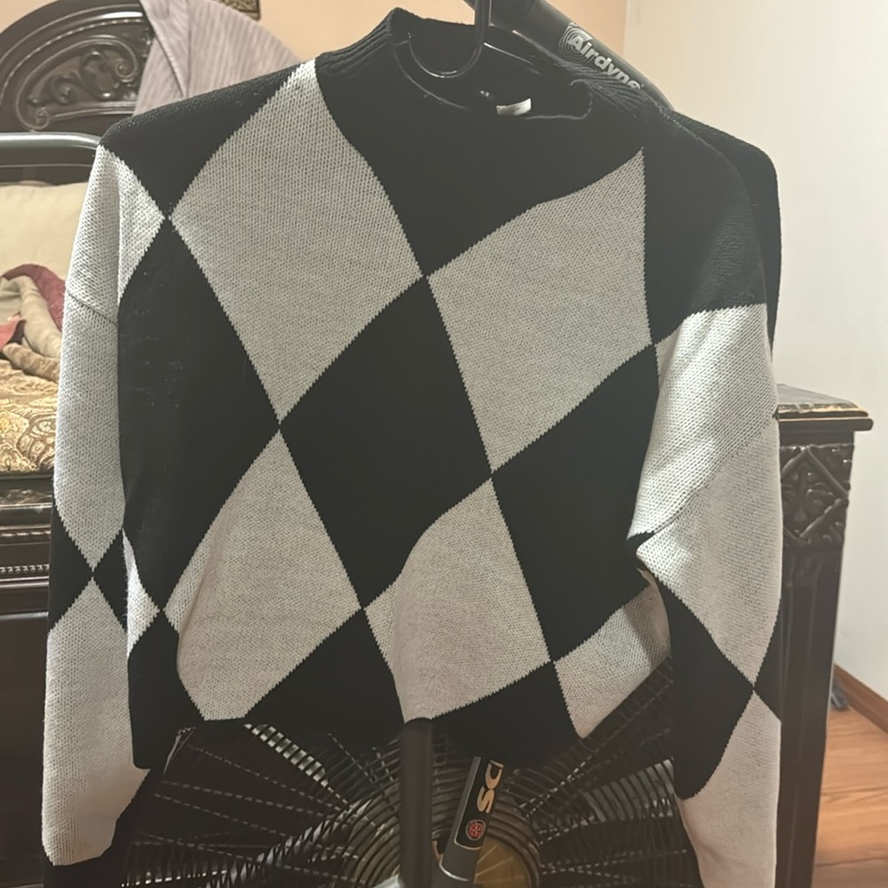 H & M white crewneckck sweater